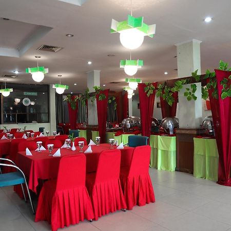 Oyo 742 Mona Plaza Hotel Pakanbaru Exteriör bild