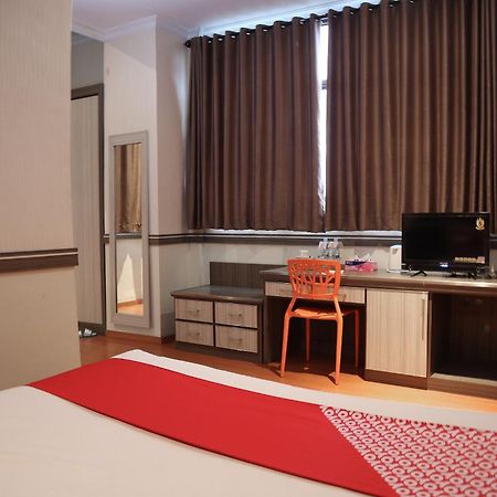 Oyo 742 Mona Plaza Hotel Pakanbaru Exteriör bild