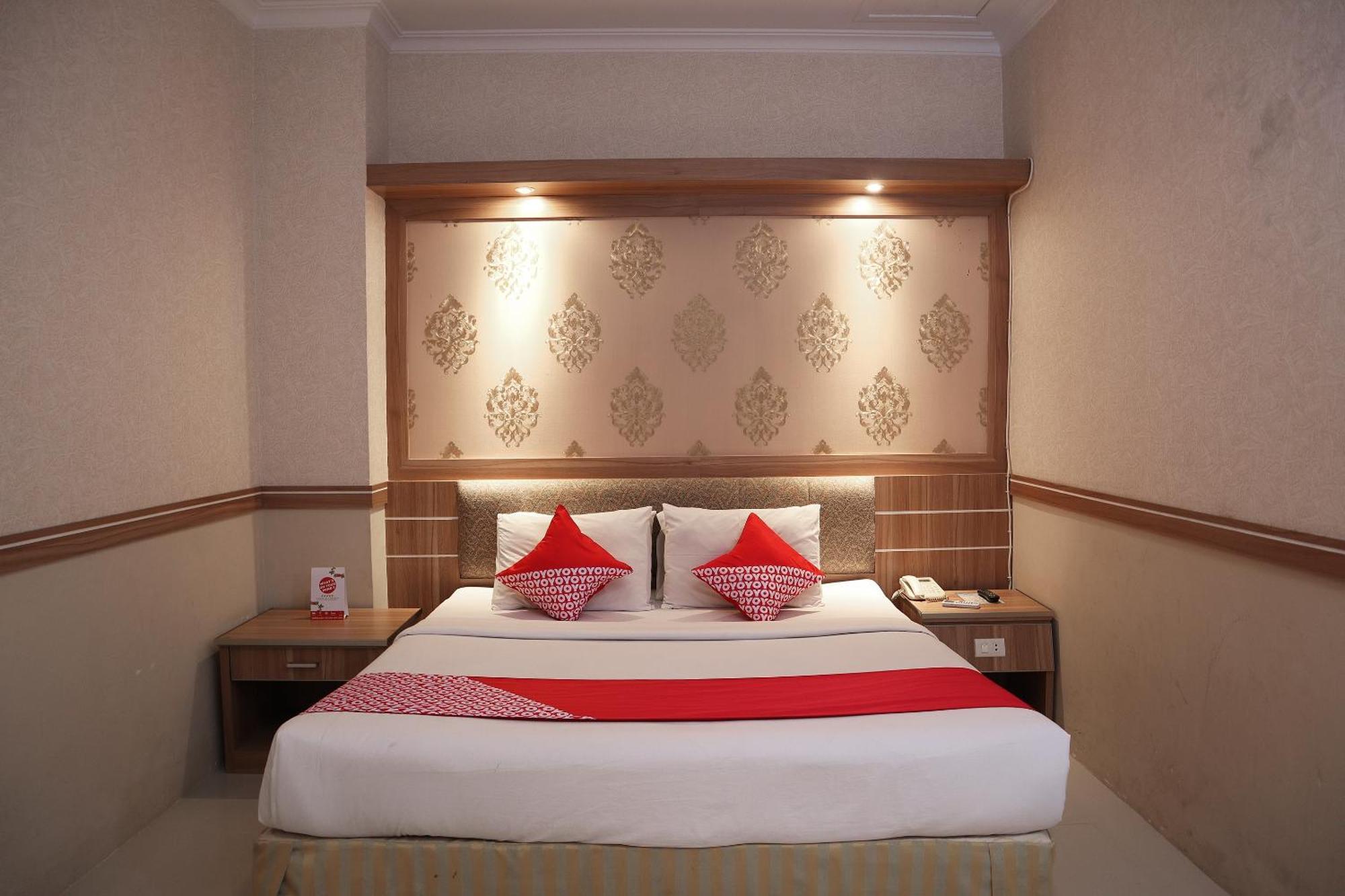 Oyo 742 Mona Plaza Hotel Pakanbaru Exteriör bild