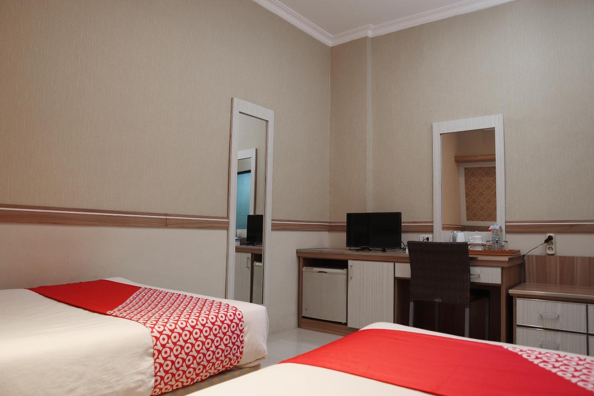 Oyo 742 Mona Plaza Hotel Pakanbaru Exteriör bild