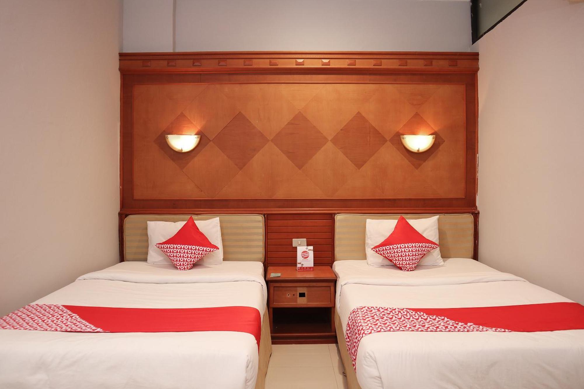 Oyo 742 Mona Plaza Hotel Pakanbaru Exteriör bild