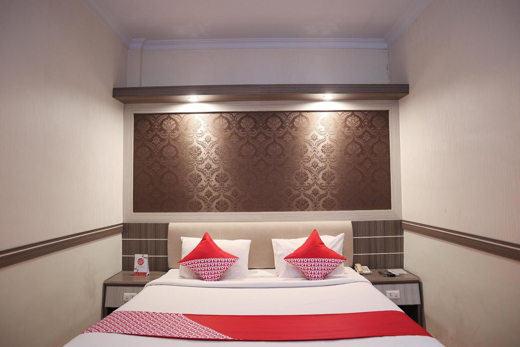 Oyo 742 Mona Plaza Hotel Pakanbaru Exteriör bild