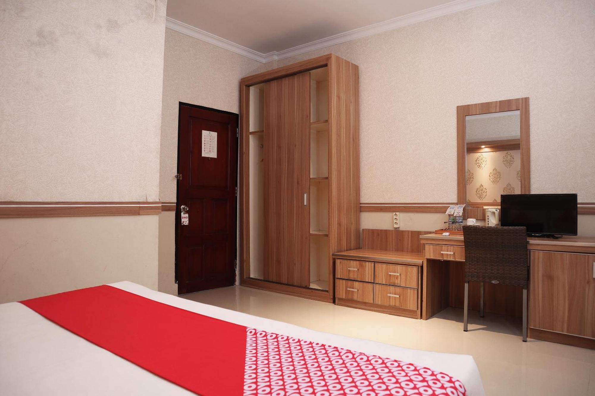 Oyo 742 Mona Plaza Hotel Pakanbaru Exteriör bild